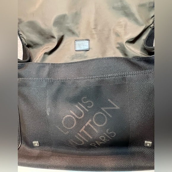 LOUIS VUITTON Damier Geant Messenger
Shoulder Bag Canvas Noir Black *Like New* - Picture 8 of 10